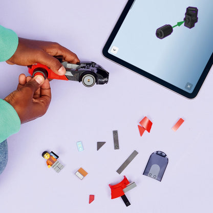 Mãos montam o Lego City Supercarro Elétrico com as peças soltas