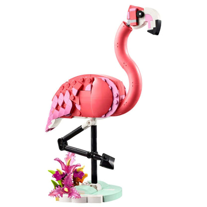 Lego Creator Flamingo Cor-de-rosa montado, apoiado numa perna sobre base com flores