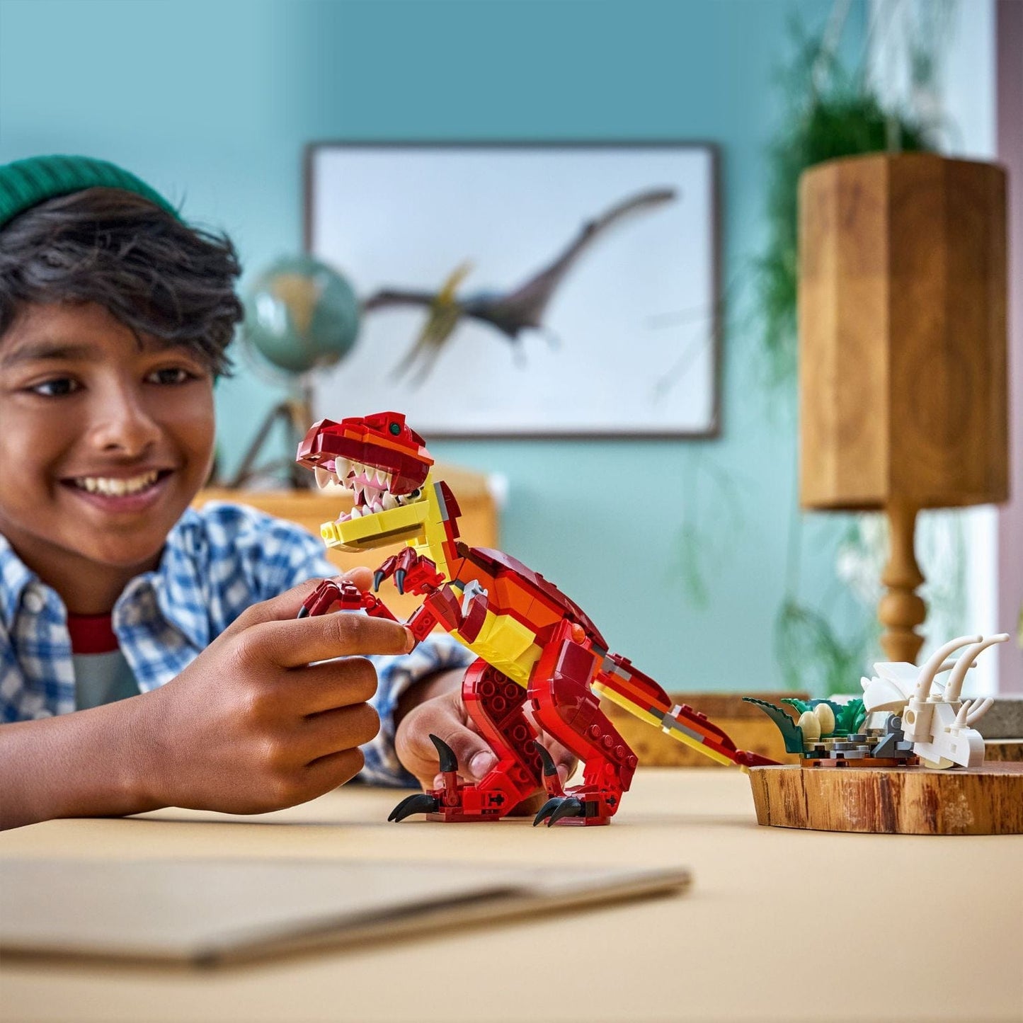 Lego Creator Dinossauro Feroz vermelho em construção com cenário pré-histórico e ninho