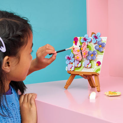 Menina pinta com o pincel de Lego o Quadro com Arte Floral montado