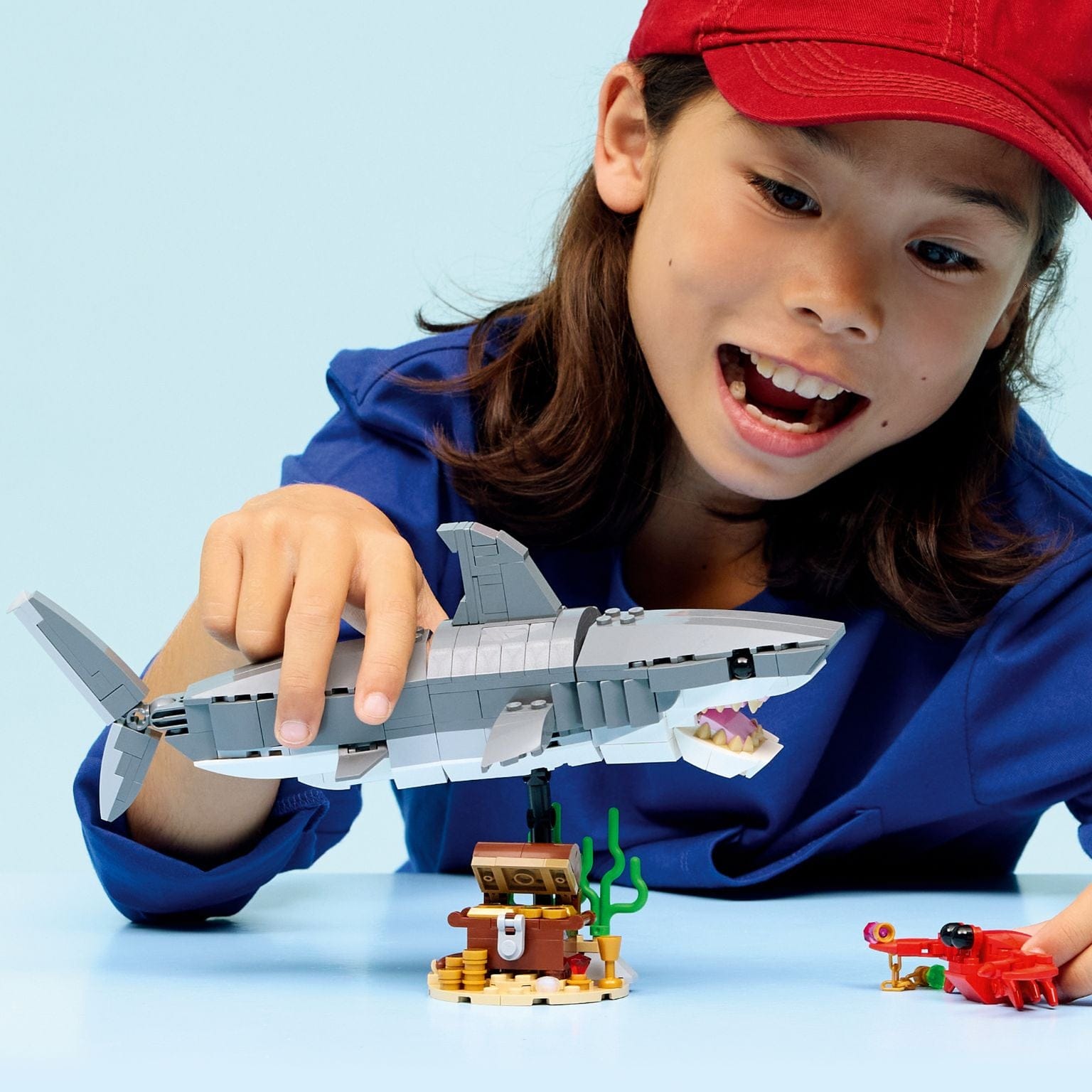 Lego Creator Tubarão Feroz com baú do tesouro e criatura marinha em cenário subaquático