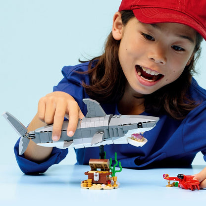 Lego Creator Tubarão Feroz com baú do tesouro e criatura marinha em cenário subaquático
