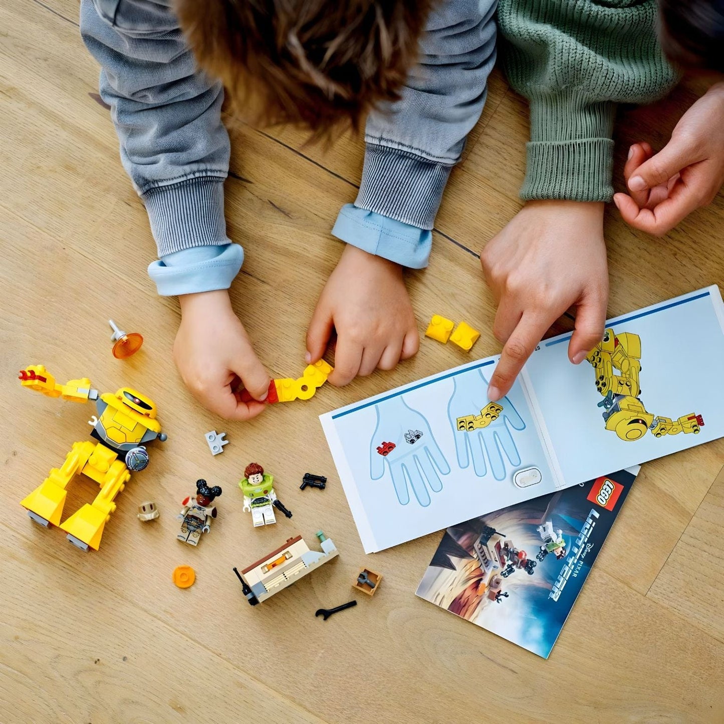 Lego Disney Buzz Lightyear Caça ao Zyclops com Buzz, Izzy e vilão amarelo em cenário de missão