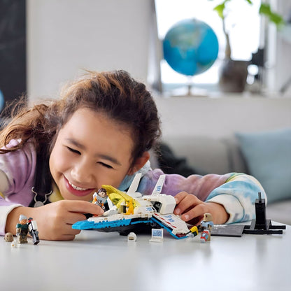 Menina a brincar com a nave LEGO Buzz Lightyear XL-15 numa mesa
