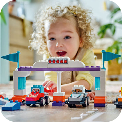 LEGO DUPLO Carros e Pilotos de Fórmula 1 vista adicional 2