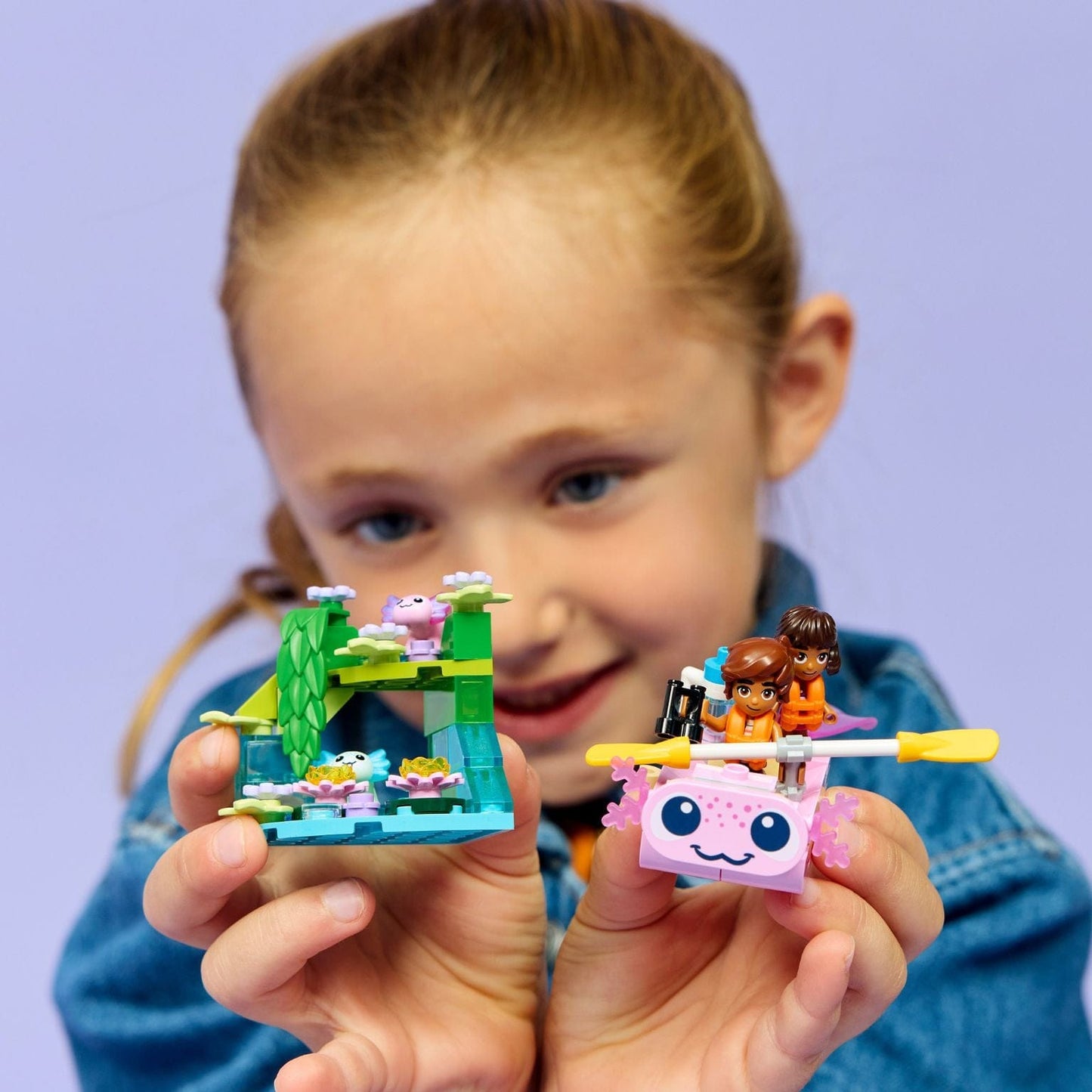 Lego Friends Barco de Aventuras em Forma de Axolote com barco cor-de-rosa e zona de lagoa com flores