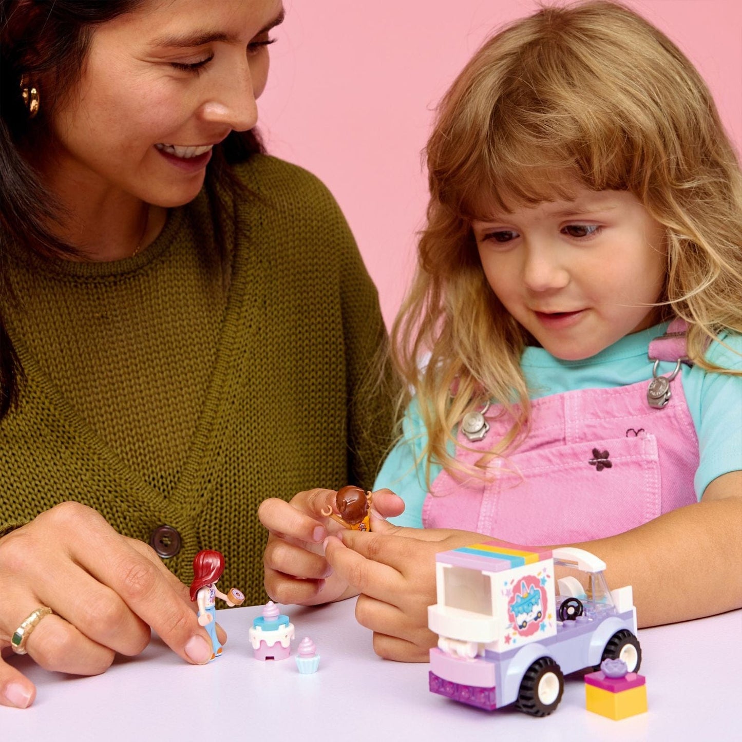Lego Friends Carro de Entrega de Bolos em Forma de Unicórnio em tons pastel com mini personagens e doces