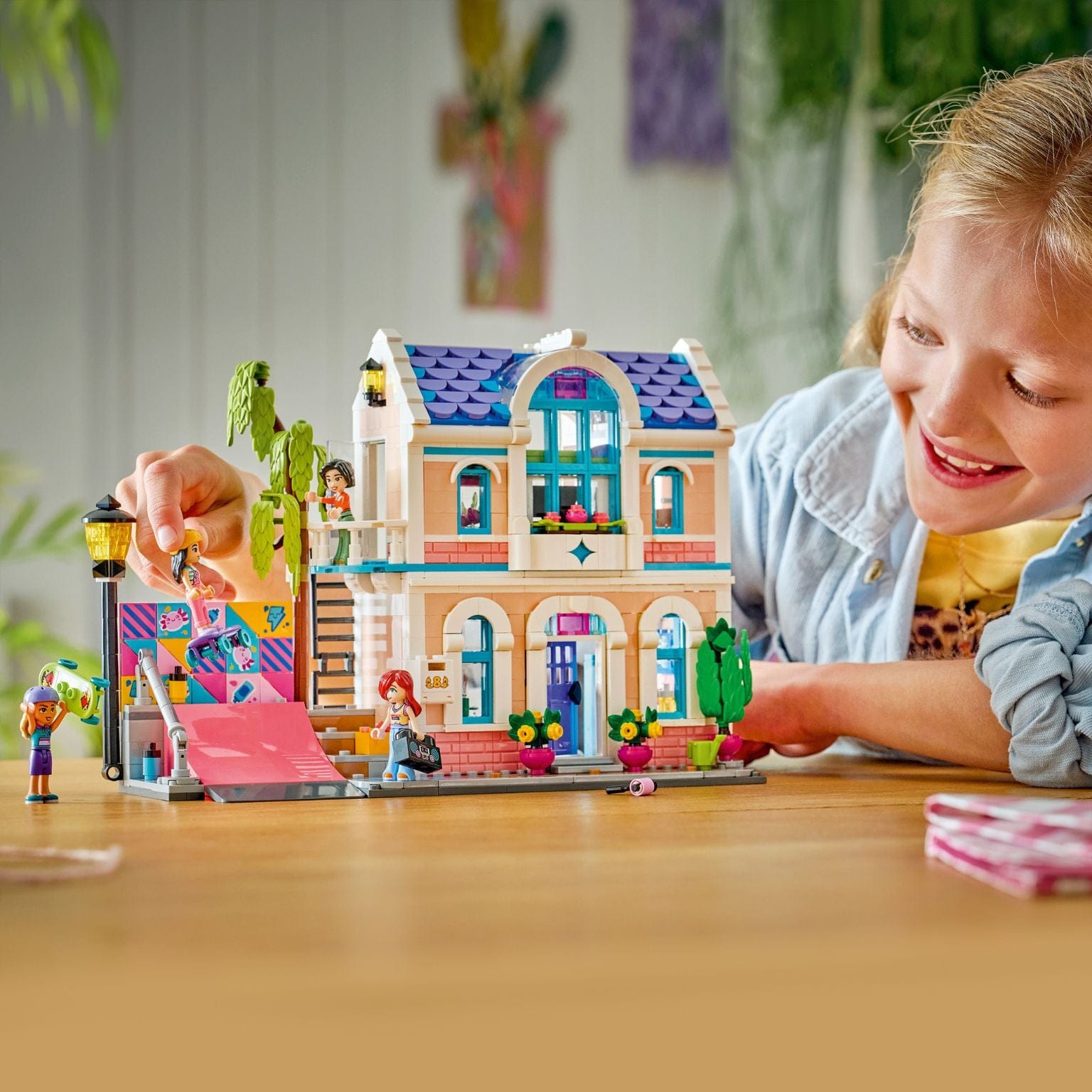 Lego Friends Casa da Família da Liann com casa pastel, rampa de skate e personagens Friends