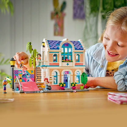 Lego Friends Casa da Família da Liann com casa pastel, rampa de skate e personagens Friends