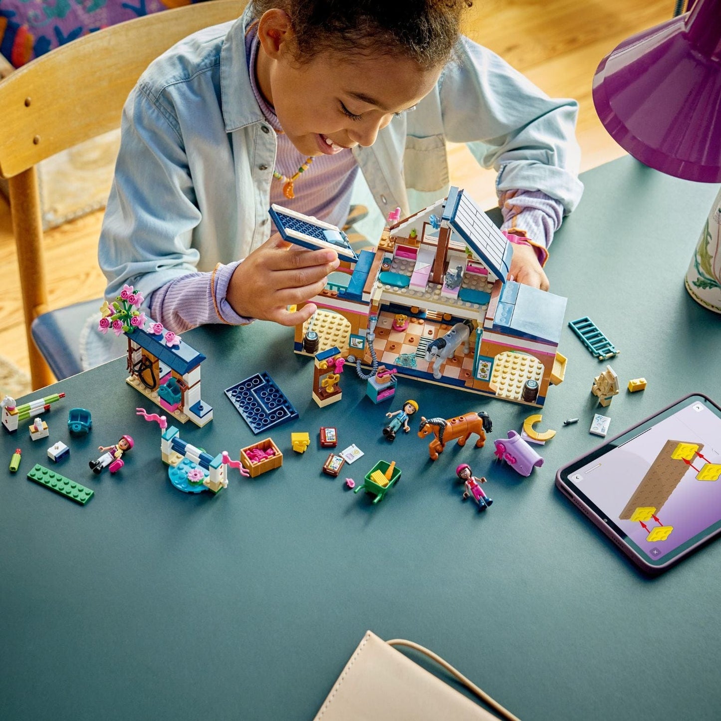 Lego Friends Estábulos e Escola de Equitação com estábulos, cavalos, salto e personagens Friends