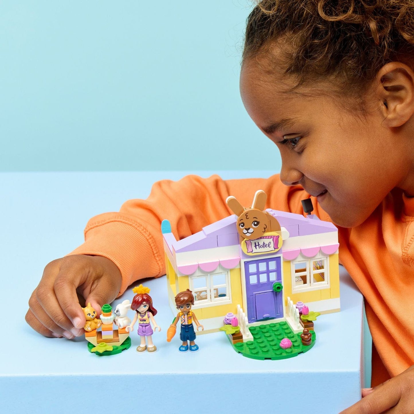 Lego Friends Hotel Coelhinho de Heartlake City com mini hotel e coelhinhos em cenário de Heartlake