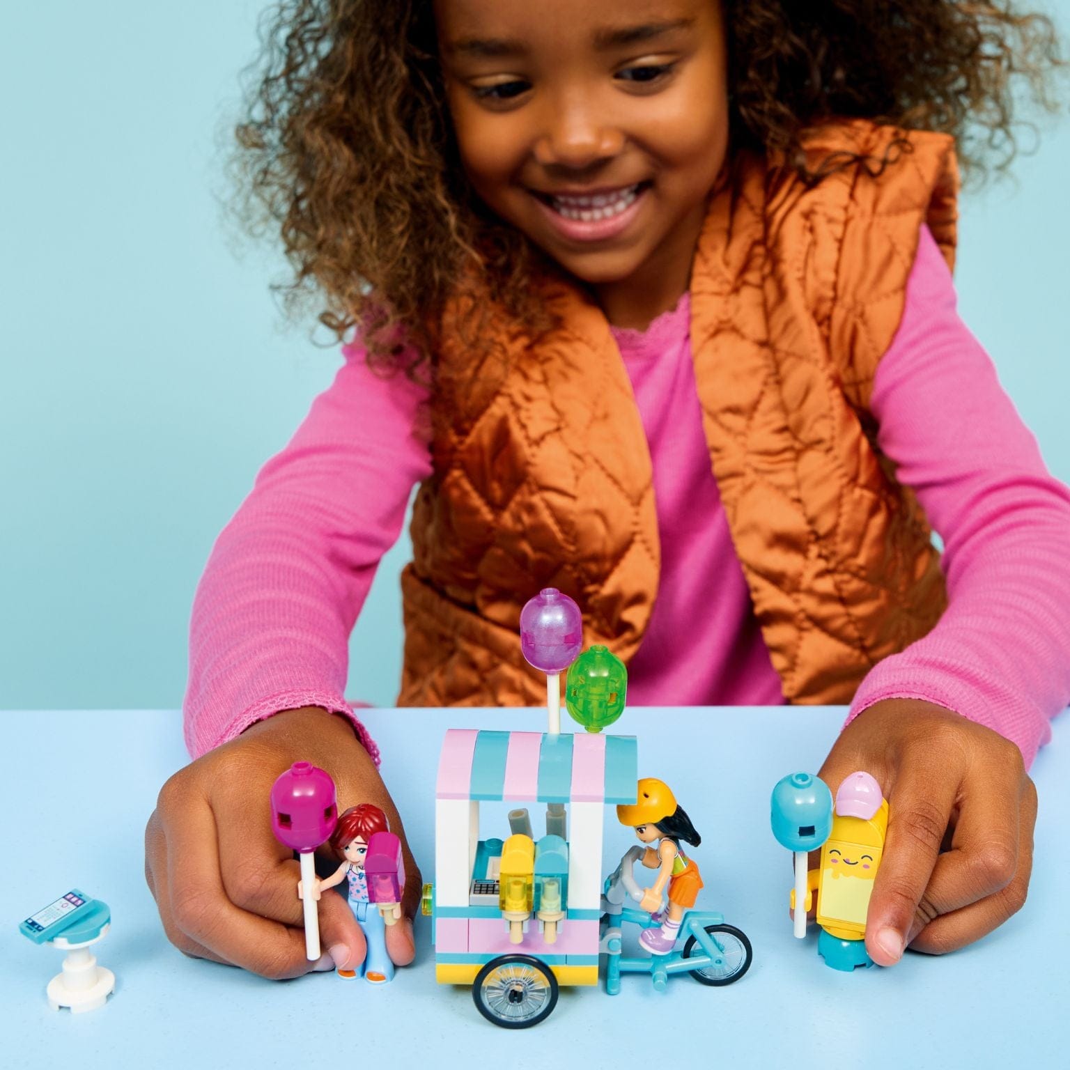 Set LEGO Friends 42692 Loja de Gelados e Balões com carrinho de gelados, balões e duas mini bonecas