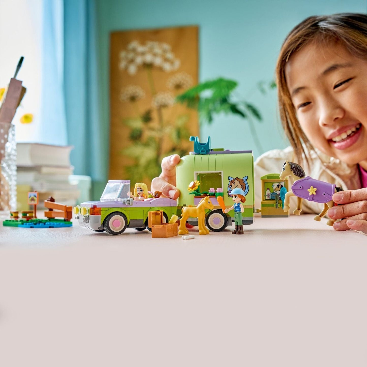 Lego Friends Reboque Para Cavalo e Potro com carro, reboque e figuras de cavalo em cenário de brincadeira