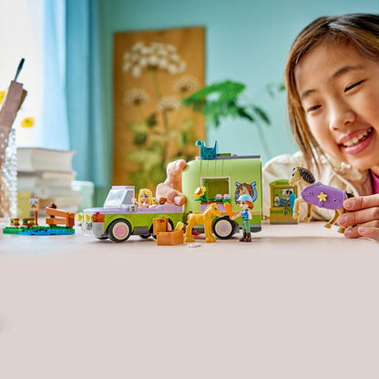 Lego Friends Reboque Para Cavalo e Potro com carro, reboque e figuras de cavalo em cenário de brincadeira