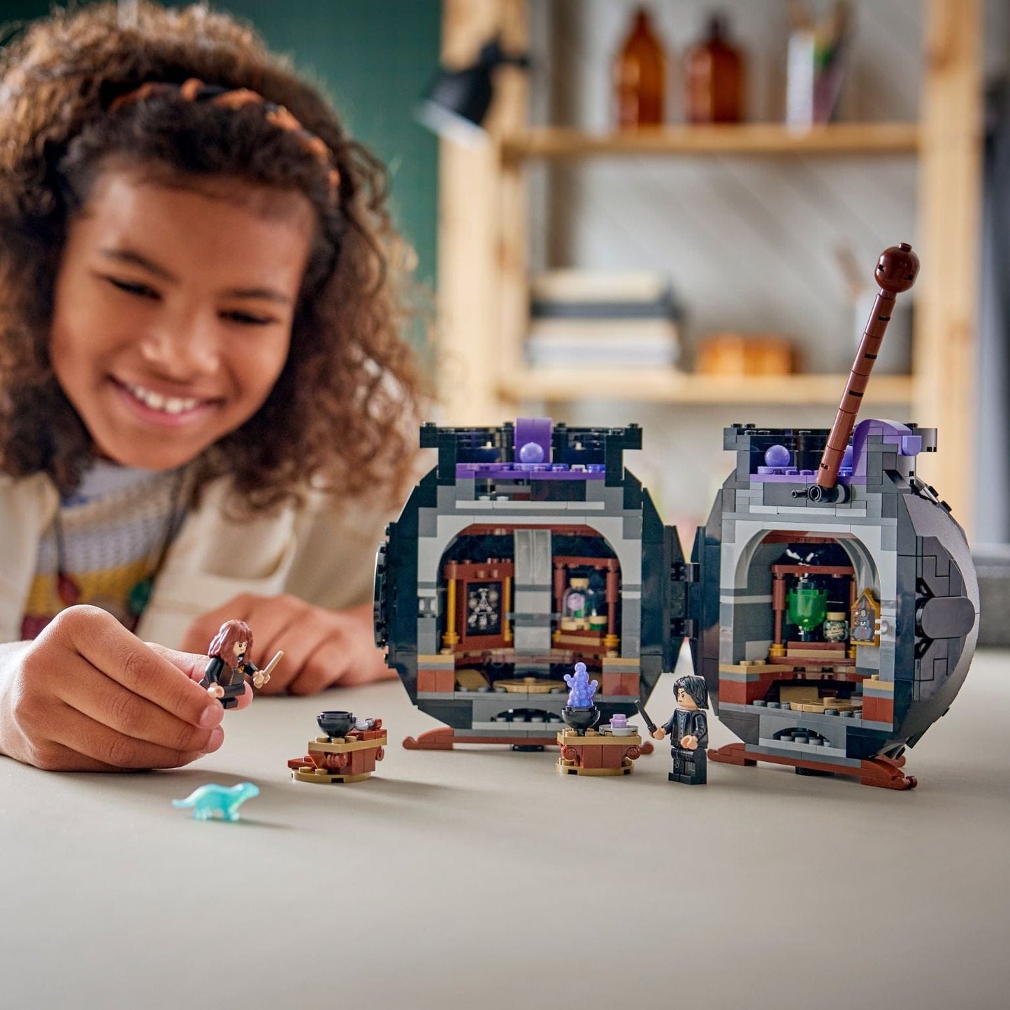 Lego Harry Potter Caldeirão Aula de Poções Secreta com caldeirão que abre e cenário de poções em Hogwarts