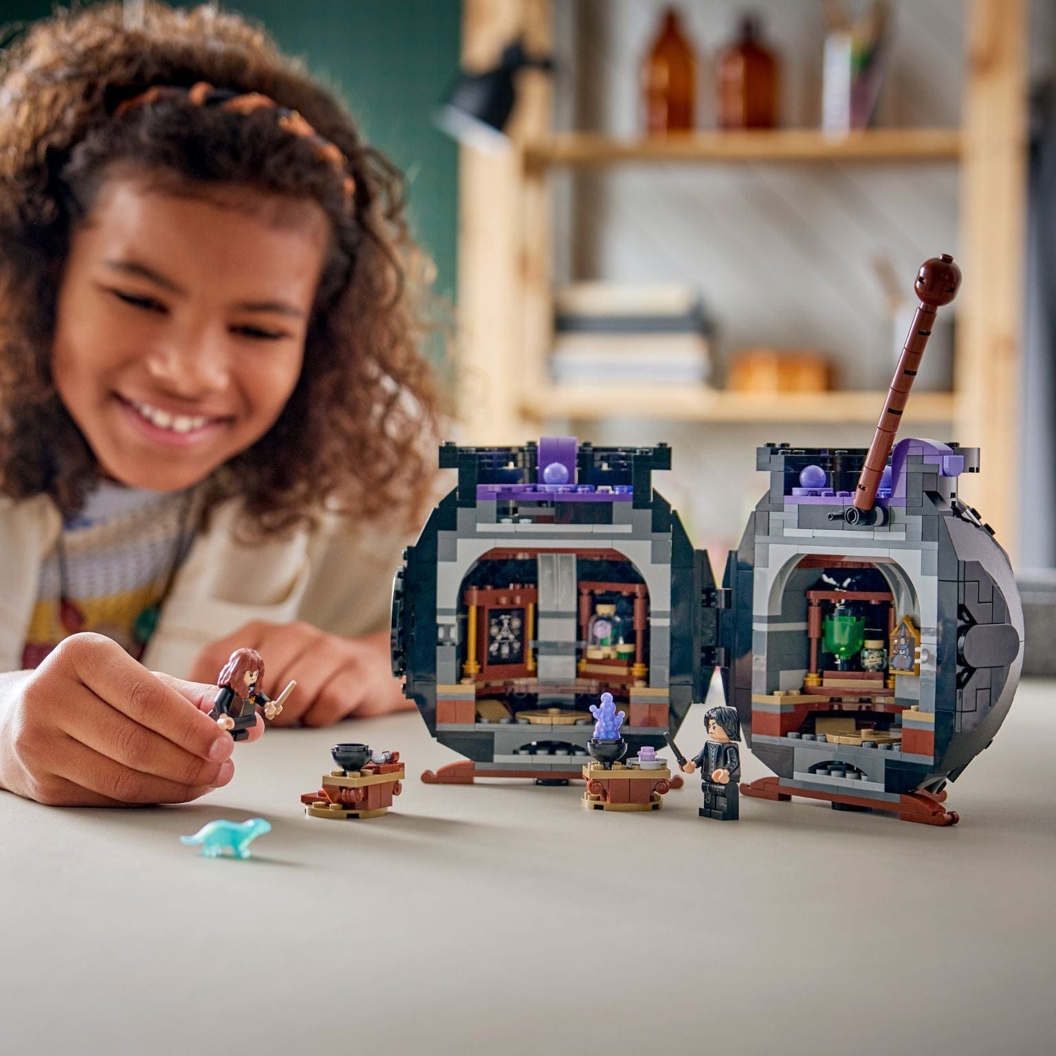 Lego Harry Potter Caldeirão Aula de Poções Secreta com caldeirão que abre e cenário de poções em Hogwarts