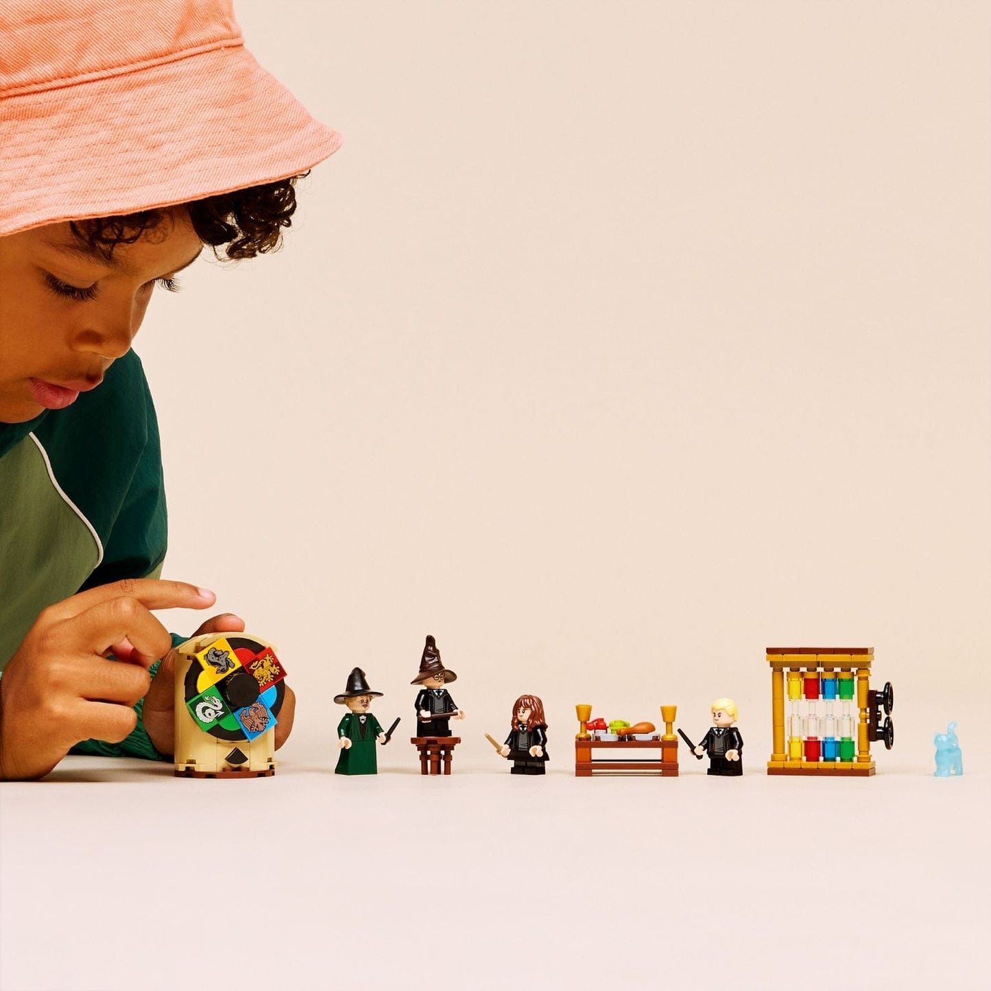 Lego Harry Potter Castelo de Hogwarts cerimónia do Chapéu Selecionador com personagens e acessórios de Hogwarts