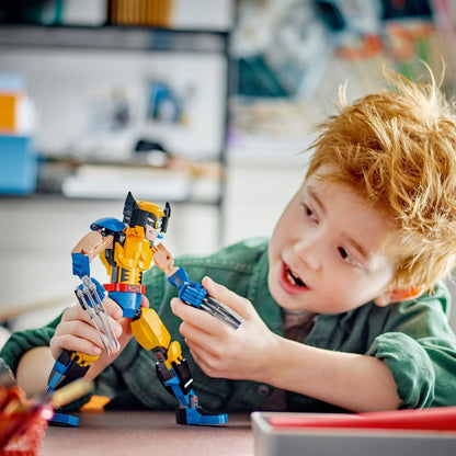 Criança a brincar com a Lego Marvel - Figura de Construção de Wolverine