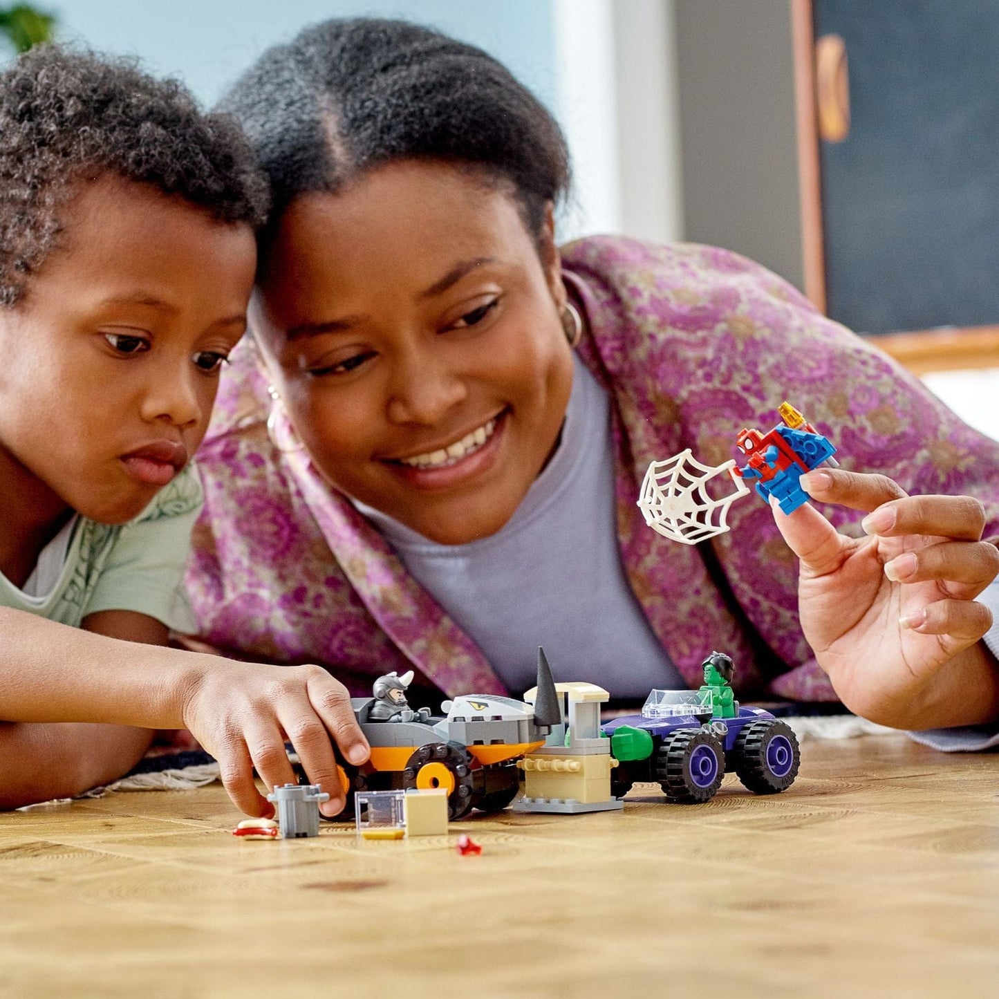 Lego Marvel Confronto de Camiões Hulk vs. Rhino com Hulk, Spidey e Rhino em veículos de ação