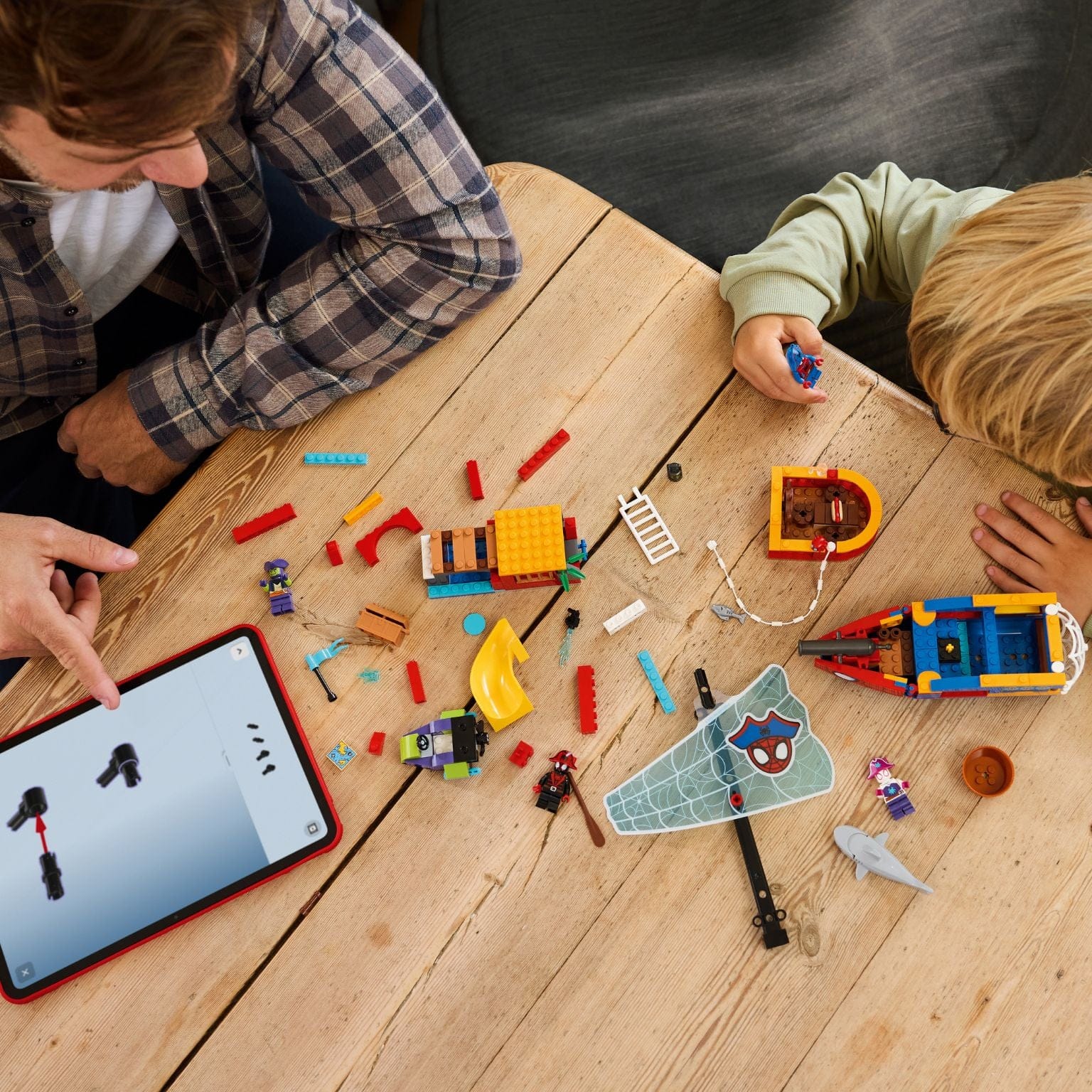 Lego Marvel Equipa Spidey – Barco Pirata com vela de teia, barco colorido e personagens Spidey em aventura