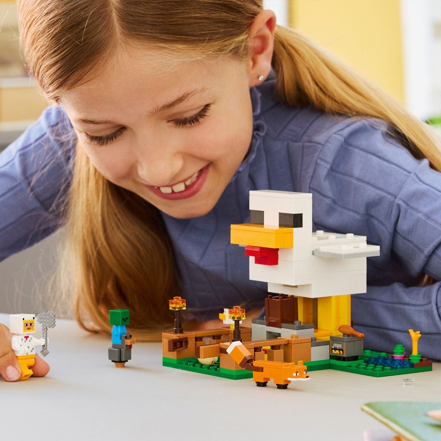 Lego Minecraft Quinta da Galinha com galinha grande, raposa e personagens em cenário de quinta