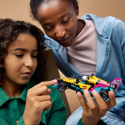 Lego Speed Champions Carro de Corrida Lego F1 Academy amarelo rosa azul com piloto e capacete