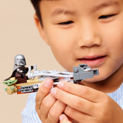 Lego Star Wars Speeder Bike de The Mandalorian e Grogu com o Mandaloriano e Grogu em missão de aventura