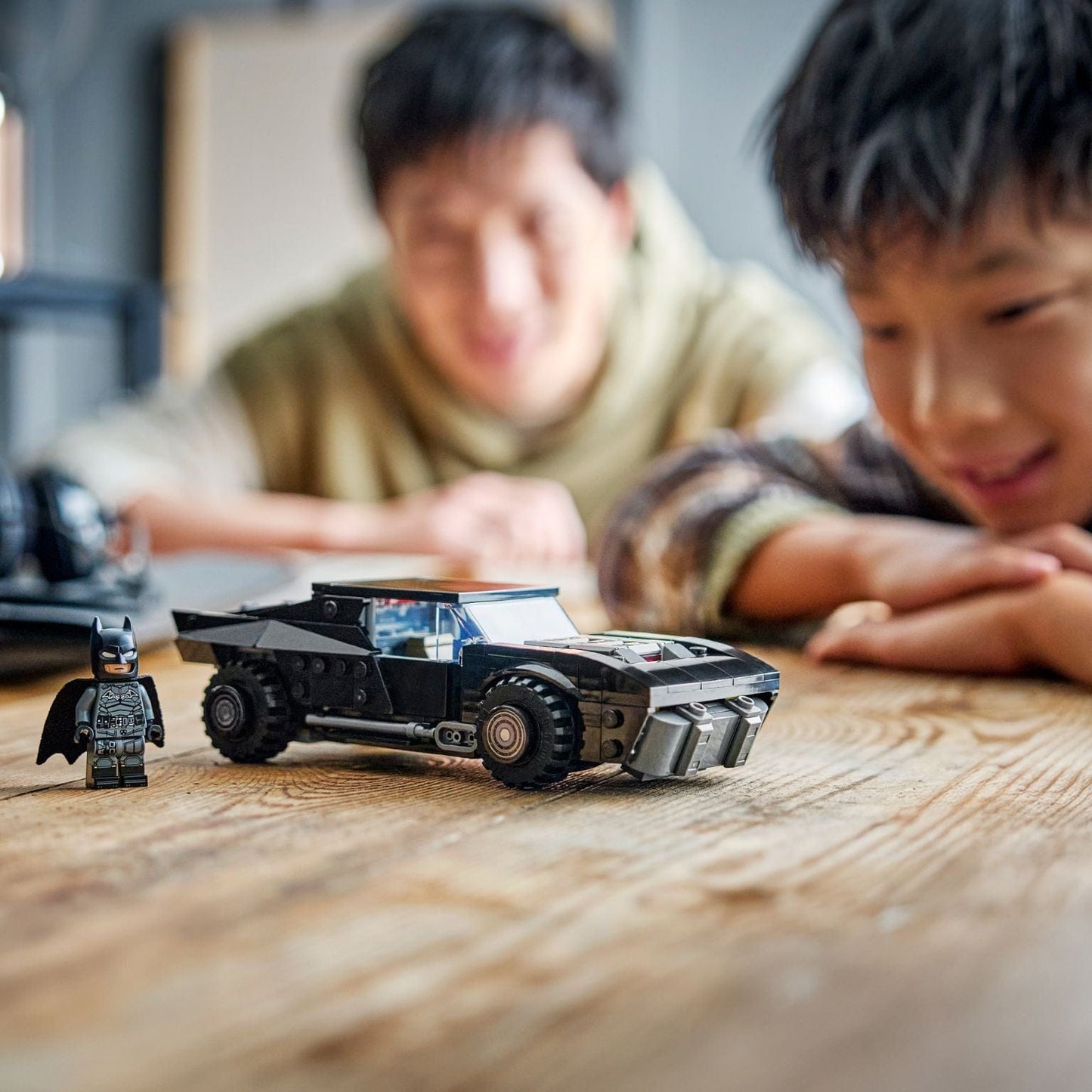 Lego Super Heroes O Batmobile do Batman carro negro estilo Gotham com figura do Batman