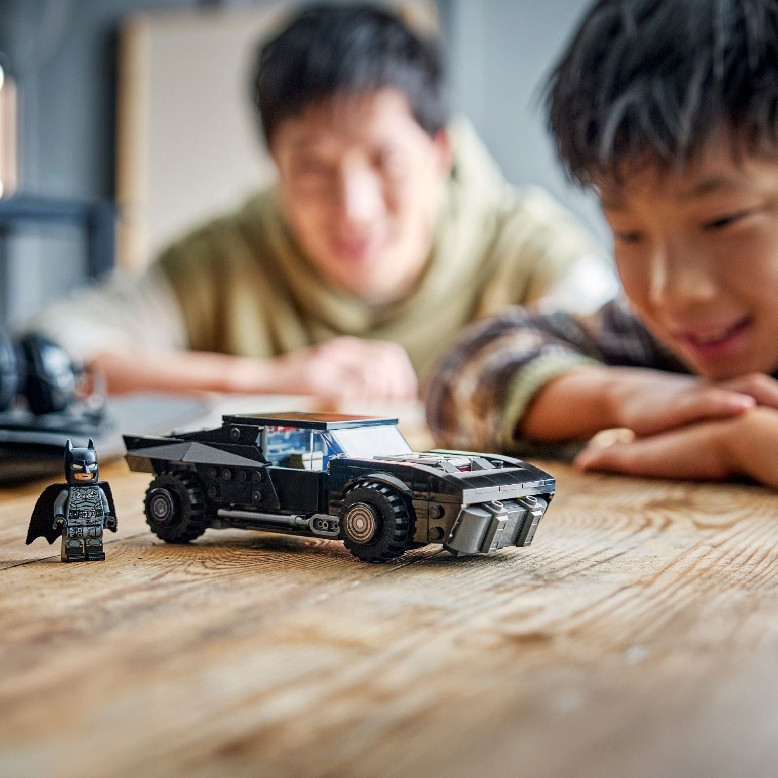 Lego Super Heroes O Batmobile do Batman carro negro estilo Gotham com figura do Batman