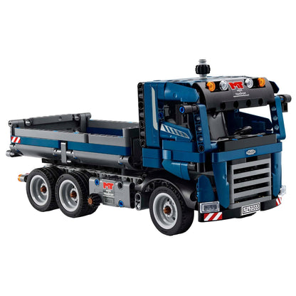 Lego Technic Camião Basculante Inclinável azul em cenário de obra
