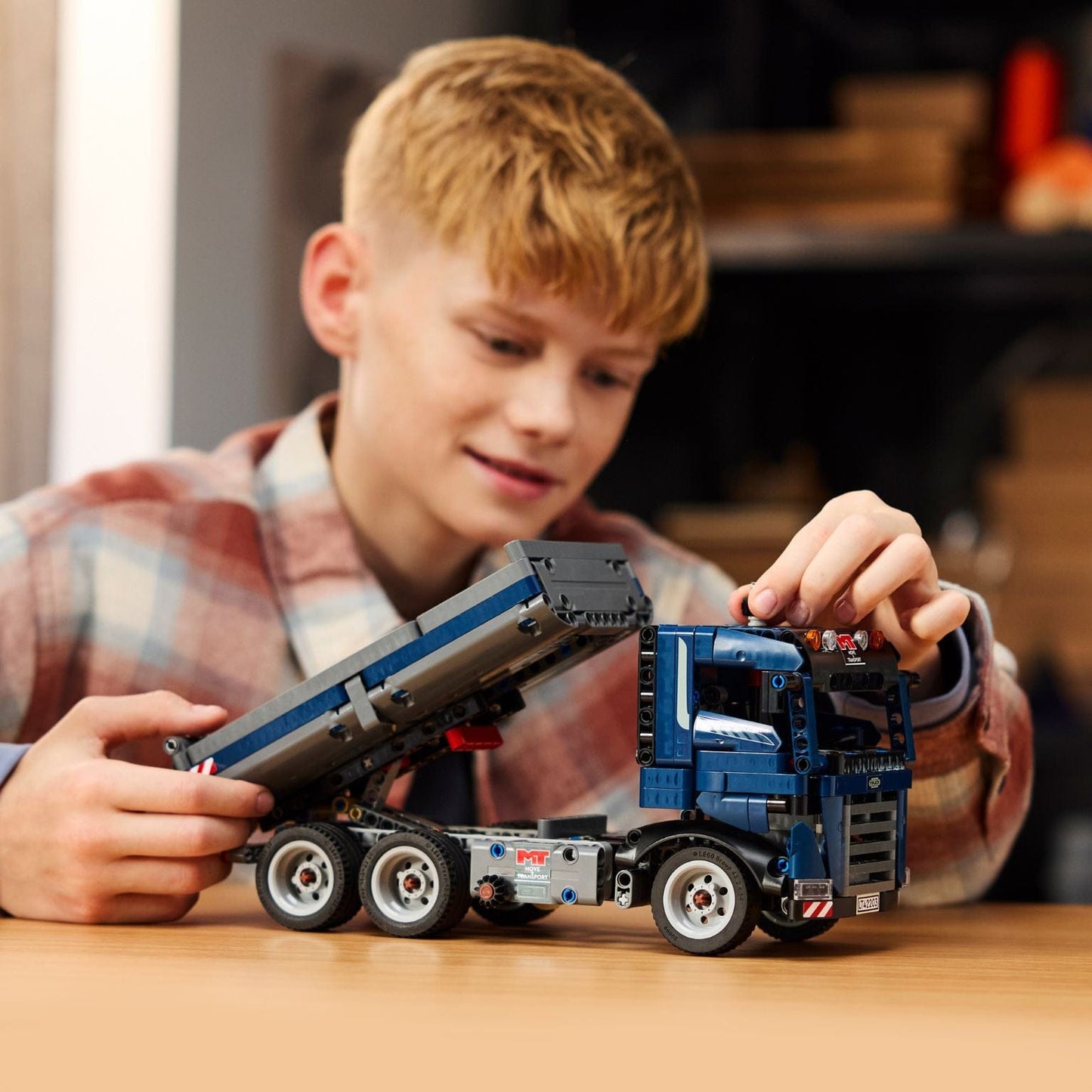 Lego Technic Camião Basculante Inclinável azul em cenário de obra
