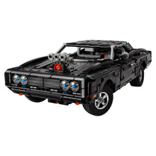 LEGO Technic Dodge Charger R/T montado em exposição