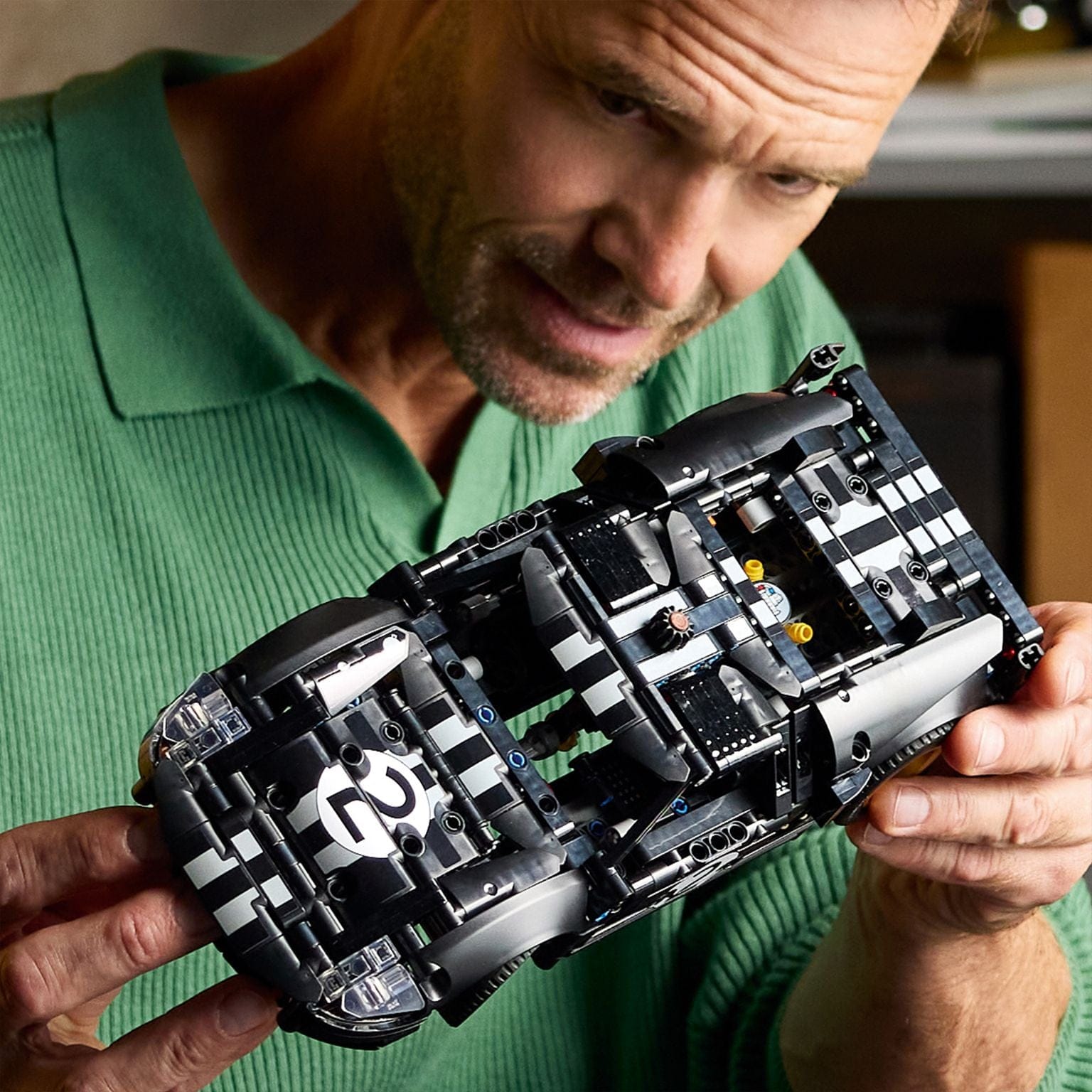 Lego Technic Carro de Corrida 1966 Ford GT40 MKII preto com riscas e rodas douradas