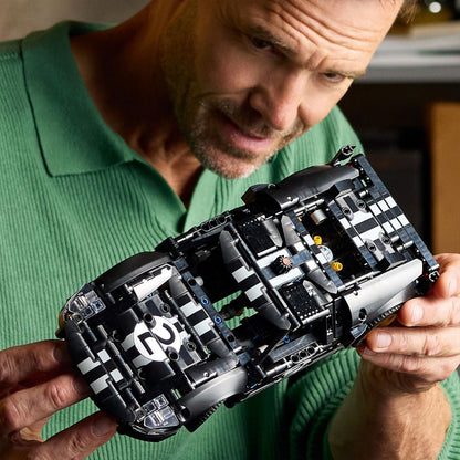 Adulto a segurar o Lego Technic Carro de Corrida 1966 Ford GT40 MKII montado