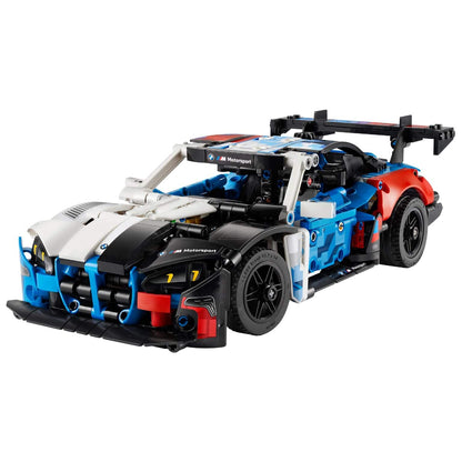 LEGO Technic Carro de Corrida BMW M4 GT3 EVO: carro montado visto de frente e de lado