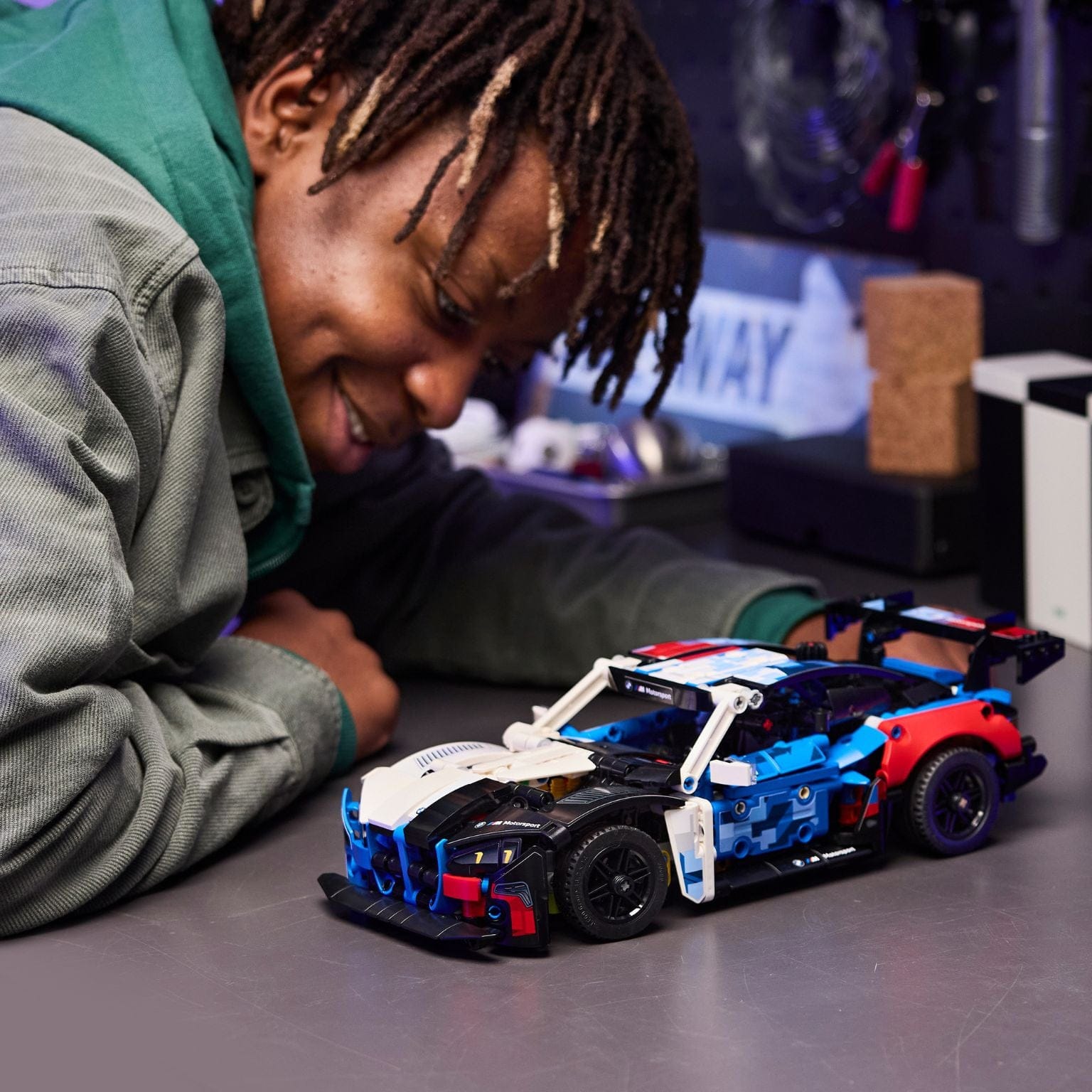 Lego Technic Carro de Corrida BMW M4 GT3 EVO modelo de corrida azul branco e vermelho em ambiente de brincadeira