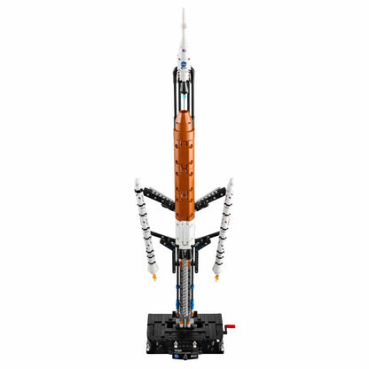 Lego Technic Foguetão do Sistema de Lançamento Espacial NASA Artemis montado em base de lançamento com tema espacial