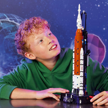 Lego Technic Foguetão do Sistema de Lançamento Espacial NASA Artemis montado em base de lançamento com tema espacial