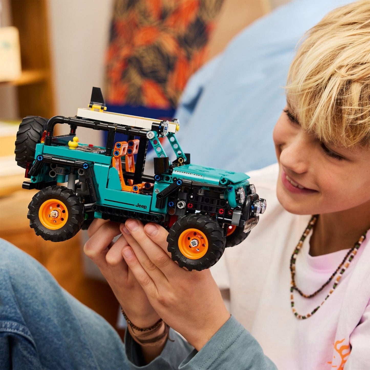Lego Technic SUV Jeep Wrangler Rubicon todo-o-terreno cor turquesa com jantes laranja e visual aventureiro