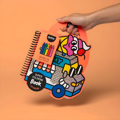 Livro de colorir e adesivos Yummy da Omy com páginas ilustradas, adesivos e lápis de cera em design divertido para crianças