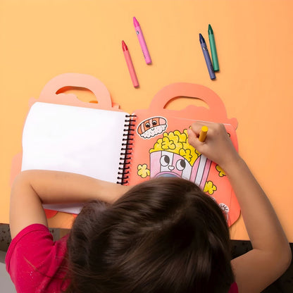 Livro de colorir e adesivos Yummy da Omy com páginas ilustradas, adesivos e lápis de cera em design divertido para crianças