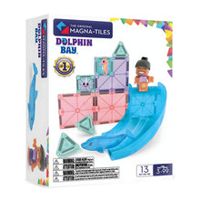 Magna-Tiles Baía do Golfinho com surfista, golfinho e cenário costeiro