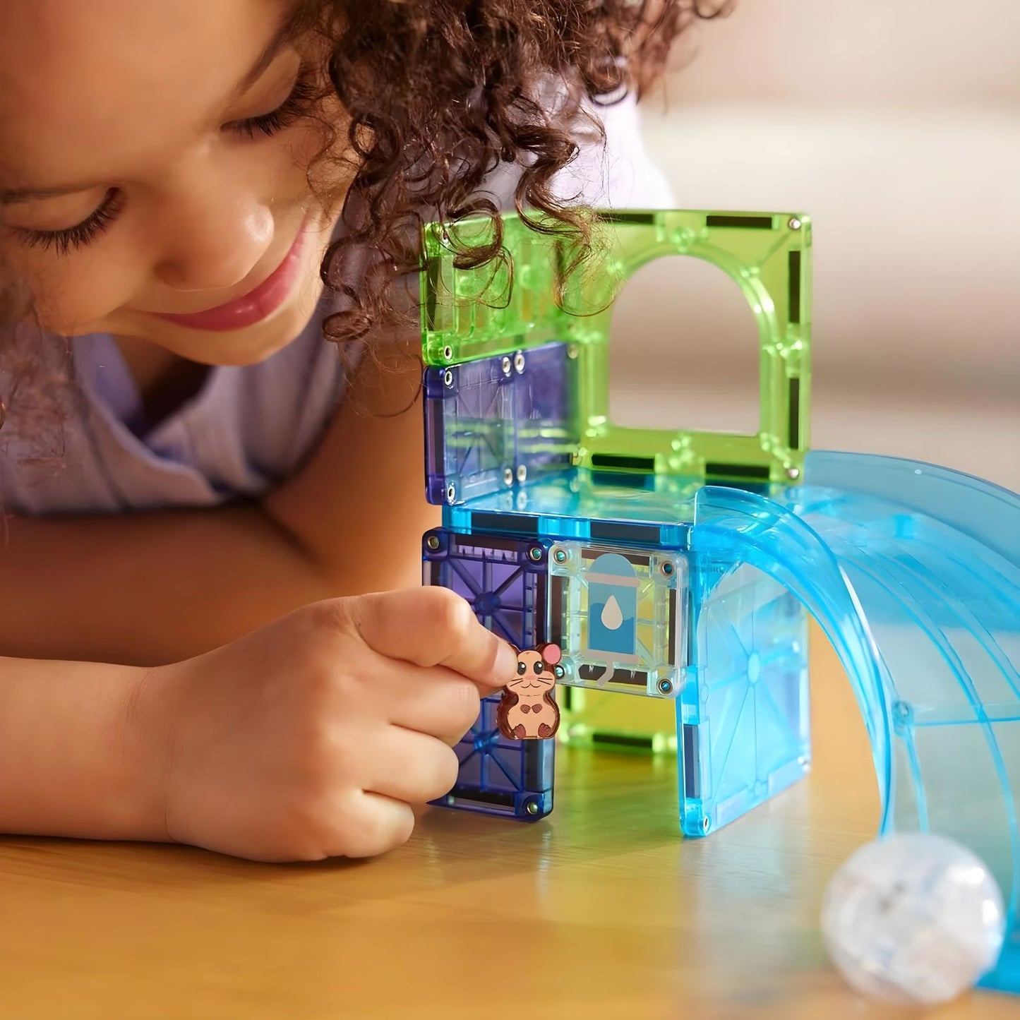 Conjunto Magna-Tiles Hamster Ball com rampa azul peças magnéticas e hamster na bola transparente