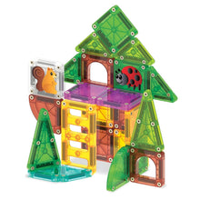 Criança a construir com Magna-Tiles microMAGS Travel Tree House