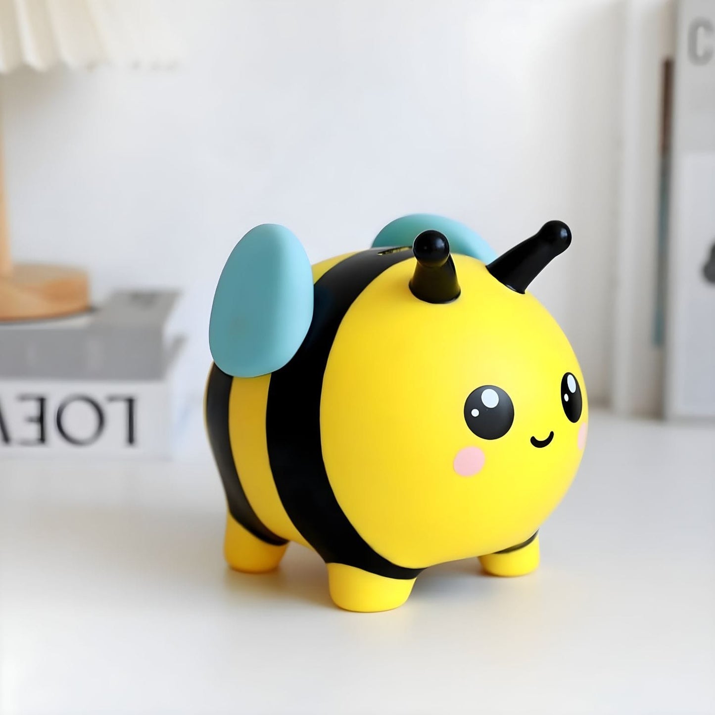 Mealheiro da abelha Maia amarelo e preto com asas azuis e rosto sorridente