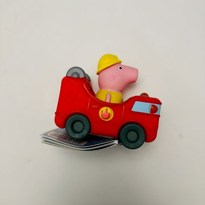 Carro de bombeiros da Peppa Pig fotografado sobre fundo claro