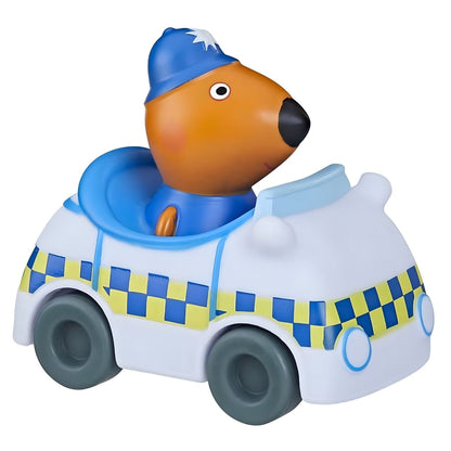 Freddy Fox com boné de polícia no mini veículo visto de frente