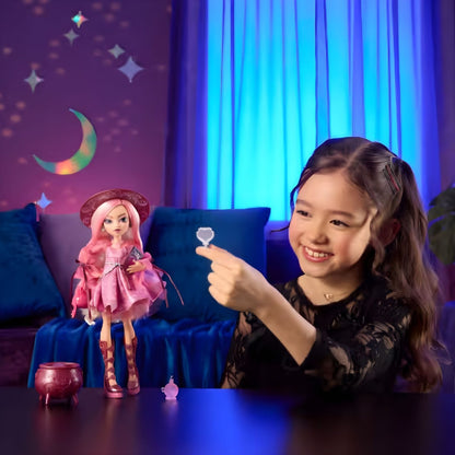 Menina brinca com a boneca Monster High Carina Song num quarto iluminado