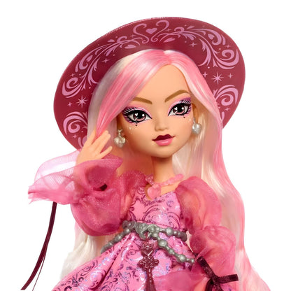 Rosto da boneca Carina Song com cabelo cor-de-rosa e chapéu de bruxa