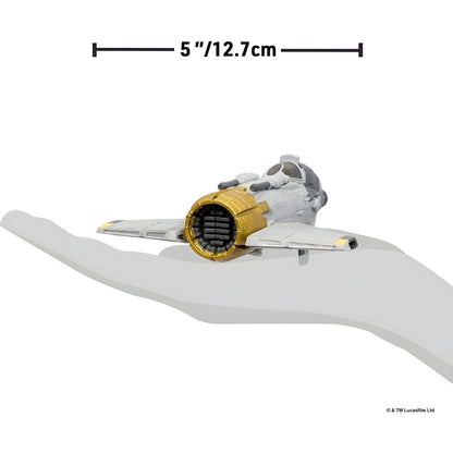 Nave Fiend Fighter sobre uma mão com indicação de 12,7 cm